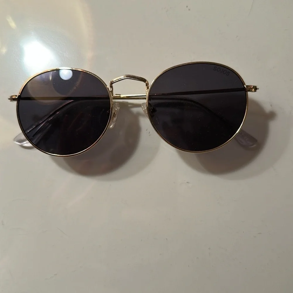 Chic Gold Sunglasses with Dark Lenses